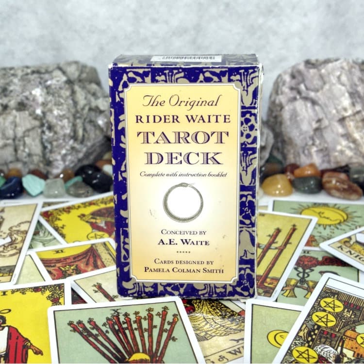 Divination Tools : Tarot, Oracle and Pendulums